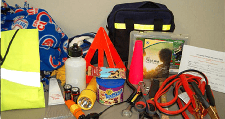 what-to-put-in-a-car-emergency-kit-11-tips-in-2021